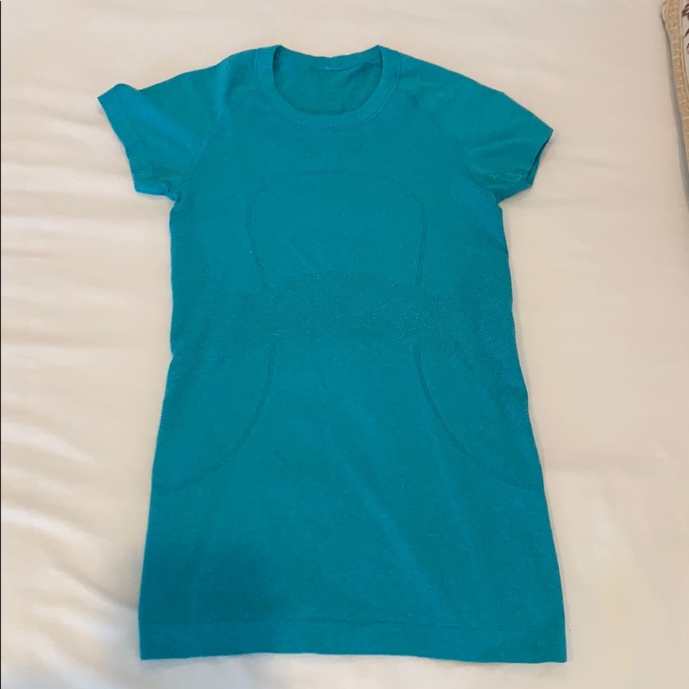 Women’s Lululemon short sleeve workout top